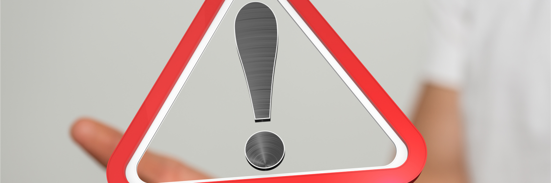 Achtung Symbol mit Dreieck und Aufrufezeichen in einer Hand