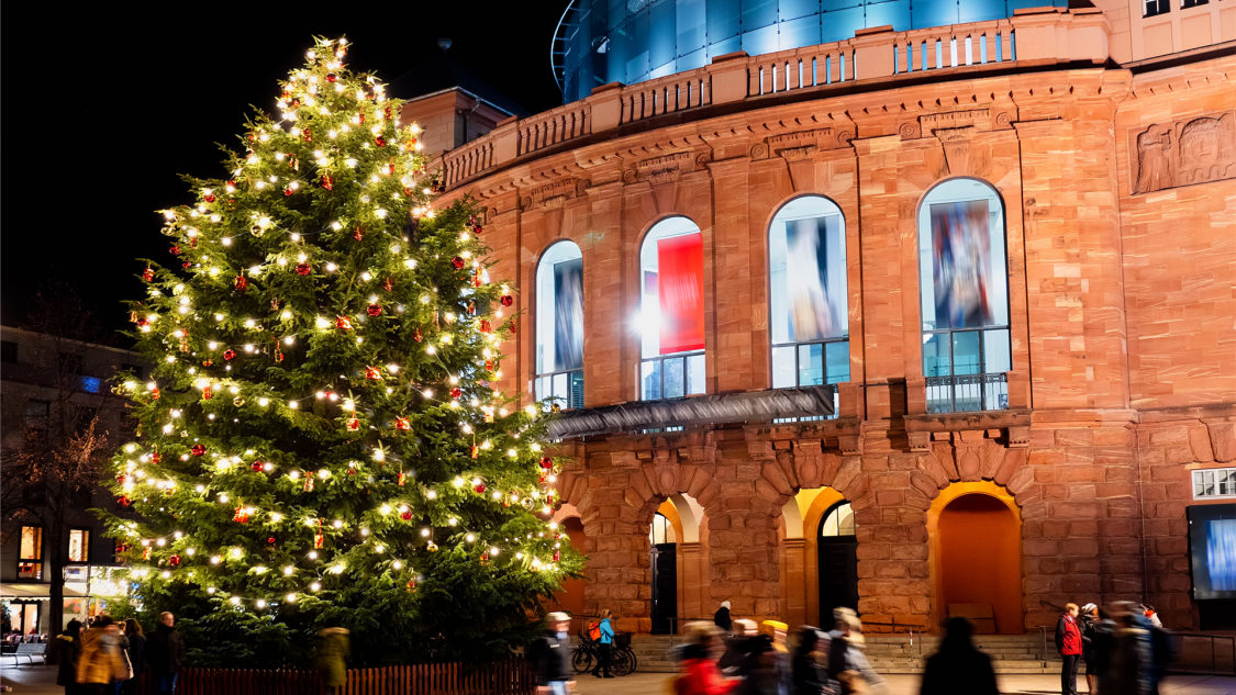 Beleuchteter Weihnachtsbaum vor dem Mainzer Theater bei Nacht