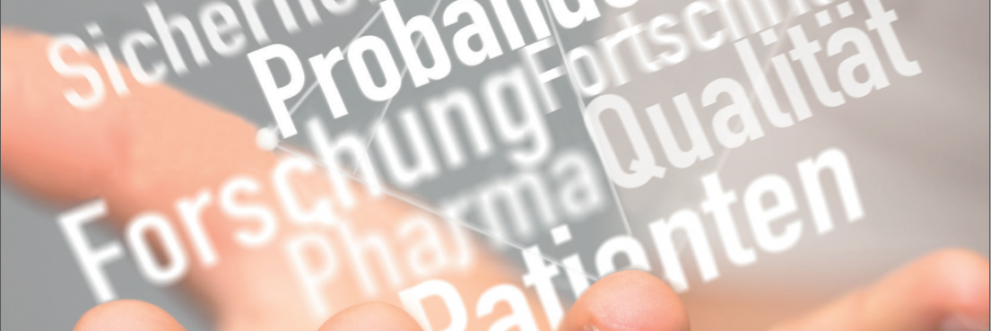 Offene Hand mit schwebenden, teilweise überlappenden Wörtern wie 'Sicherheit', 'Probanden', 'Forschung', 'Pharma', 'Fortschritt', 'Qualität', 'Patienten' in weißer Schrift.