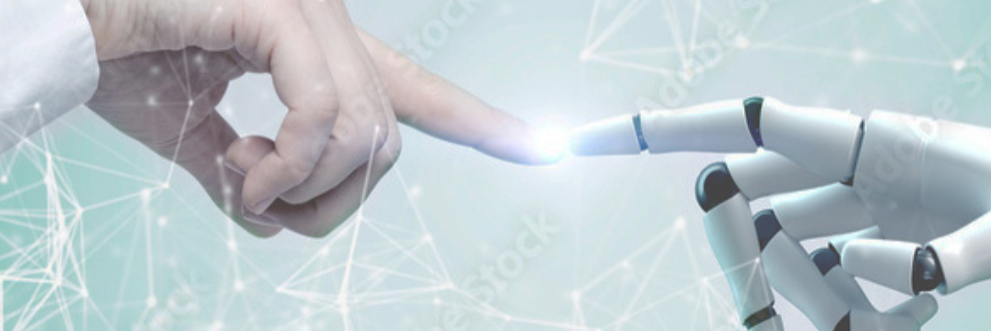 Menschliche Hand und Roboterhand berühren sich mit ausgestrecktem Zeigefinger vor hellem, vernetztem Hintergrund.