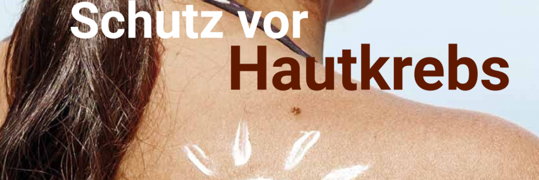 Rücken einer Person mit braunem Haar, auf dem Sonnencreme in Form einer Sonne aufgetragen ist, Text 'Schutz vor Hautkrebs'
