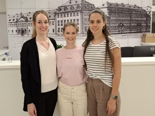 Sprecherinnen des Arbeitskreises junge Ärztinnen und Ärzte Die Sprecherinnen des Arbeitskreises junge Ärztinnen und Ärzte in Rheinland-Pfalz im Foyer des Eltzer Hofs (von links): Julia Linßen, Sophie von Hatzfeldt und Jessica Loke.